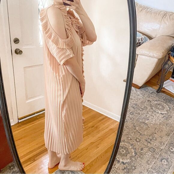 Delfi Collective Monica Pleated Cold Shoulder Midi Dress - Picture 2 of 8